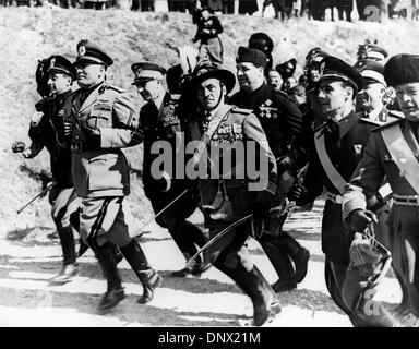 23 septembre 1938 - Rome, Italie - Benito Mussolini (1883-1945) le dictateur italien dicator et du mouvement fasciste au trot avec double hommes de l'italien à Gradisca Bersaglieri dans la Province de Venise. ((Image Crédit : © Keystone Photos USA/ZUMAPRESS.com) Banque D'Images