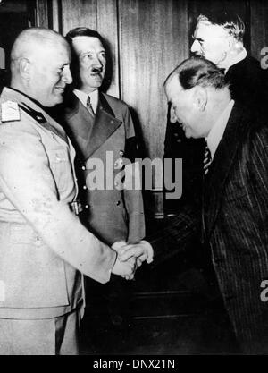 Le 29 septembre, 1938 - Munich, Allemagne - (L-R) : dictateur italien Benito Mussolini, dictateur Adolf Hitler, EDOARD France Premier ministre Daladier et le Premier ministre britannique Neville Chamberlain (dans le dos) répondre à signer les accords de Munich. (Crédit Image : © Keystone Photos USA/ZUMAPRESS.com) Banque D'Images