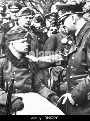 Le 7 octobre, 1939 - Berlin, Allemagne - Adolf Hitler parle à un Nazi blessés. Adolf Hitler (20 avril 1889 - 30 avril, 1945) était le Führer und Reichskanzler (chancelier) et leader de l'Allemagne de 1933 à sa mort. Il était chef du parti national-socialiste des travailleurs allemands (NSDAP), mieux connu sous le nom de Parti nazi. Les politiques raciales que Hitler réalisé a abouti à une énorme Banque D'Images