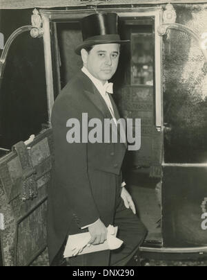 Mar 11, 1959 - Londres, Angleterre, Royaume-Uni - SERGIO ROJAS SANTAMARINA, le nouvel ambassadeur de Cuba à Londres, quitte l'hôtel Claridges pour aller au Palais de Buckingham pour montrer ses lettres de créance à la Reine. (Crédit Image : © Keystone Photos/ZUMAPRESS.com) Banque D'Images