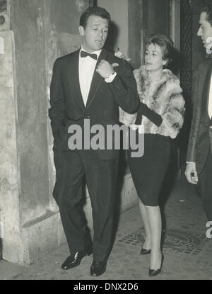 Oct 06, 1962 - Rome, Italie - RENATO SALVATORI et son épouse Annie Girardot assister à la première du film 'Sodoma et Gomorra'. (Crédit Image : © Keystone Photos/ZUMAPRESS.com) Banque D'Images