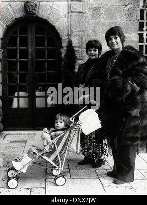 27 déc., 1973 - Saint-Paul, France - NATALIE WOOD (Juillet 20, 1938 - Novembre 29, 1981) était un acteur américain. Sur la photo : locations à Saint-Paul avec son mari Robert et sa fille COURTNEY WAGNER. (Crédit Image : © Keystone Photos USA/ZUMAPRESS.com) Banque D'Images