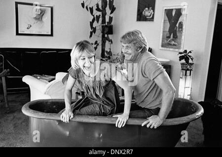 Le 1 août 1987 - DEE WALLACE avec Christopher Stone à la maison en Californie. 1987.(Image Crédit : © Globe Photos/ZUMAPRESS.com) Banque D'Images