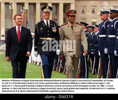 18 mai 1999 - K14433JKEL.990518-D-9880W-075..Ministre de la défense de l'Égypte, le maréchal Mohamed Hussein Tantawi (droite) est escorté par le commandant des troupes du lieutenant-colonel Mark Armstrong (centre), de l'armée américaine, et le secrétaire à la Défense William S. Cohen (à gauche) alors qu'il inspecte la garde d'honneur de service commun, au cours d'une cérémonie d'honneur militaires au Pentagone le 18 mai 1999. Les deux d Banque D'Images
