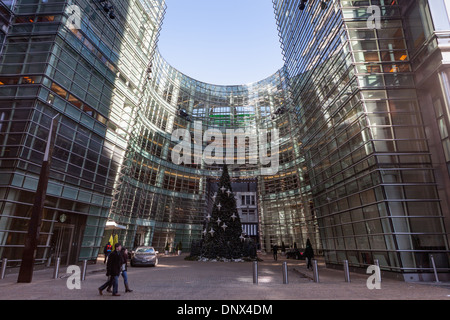 Bloomberg Tower, possède sept étages atrium ouvert et plaza, César Pelli Architects, New York, 2005. Banque D'Images