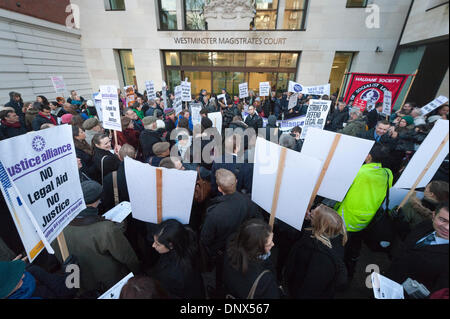 6 janvier, 2014. Westminster Magistrates Court, Marylebone, London, UK. Avocats et procureurs mis en scène de protestation contre les coupures Banque D'Images