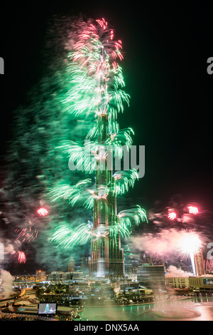 D'artifice à la tour Burj Khalifa à minuit le 31 décembre 2013 pour célébrer le Nouvel An 2014 à Dubaï Émirats Arabes Unis Banque D'Images