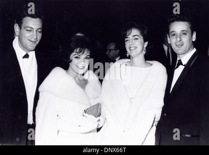 23 septembre 1963 - Connie Francis avec M. Howard Greenfield , M. et Mme Rico Barros lors de la performance de la Jack Benny Show au Ziegfeld Theatre à New York 1963.(Image Crédit : © Globe Photos/ZUMAPRESS.com) Banque D'Images