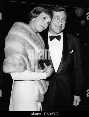 24 août 1964 - Julie Andrews avec son mari Tony Walton à la Mary Poppins '' '' premiere en Angleterre 1964.Fourni par Photos, inc.(Image Crédit : © Globe Photos/ZUMAPRESS.com) Banque D'Images