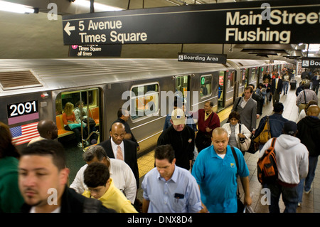 Métro ligne 7 plate-forme de la gare Grand Central Station sur la Basse-ville. La 42e Rue et Park Avenue. Grand Central Terminal Banque D'Images