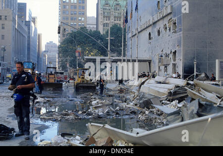 Septembre 12, 2001 - New York, New York, États-Unis - l'faaade détruit de l'hôtel Millennium Hilton (à droite) juste en face du World Trade Centre. La rue de l'église est recouvert de débris à la suite de l'effondrement de bâtiments et détruit deux véhicules de tôt le matin du 12 septembre. L'histoire 110 World Trade Center s'est effondrée après 2 high-surélevé les avions commerciaux se sont écrasés dans les lits Banque D'Images