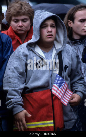 Septembre 12, 2001 - New York, New York, États-Unis - New Yorkais affolé regarde la dévastation qu'a été le WTC le matin du 12 septembre. L'histoire 110 World Trade Center s'est effondrée après 2 high-surélevé les avions commerciaux se sont écrasés dans les tours jumelles, causant à la fois à l'effondrement. (Crédit Image : &# 169 ; Harald Franzen/ZUMAPRESS.com) Banque D'Images