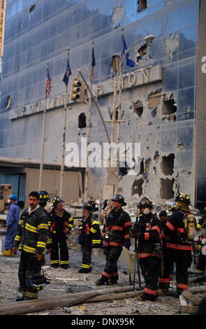 Septembre 12, 2001 - New York, New York, États-Unis - Les pompiers sont devant la façade endommagée de l'hôtel Millennium Hilton, en face du World Trade Center complex. (Crédit Image : &# 169 ; Harald Franzen/ZUMAPRESS.com) Banque D'Images