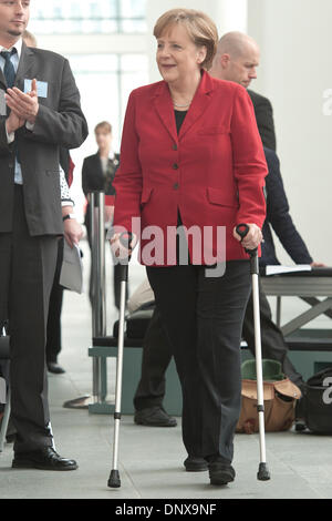 Fichier - une archive photo datée du 05 avril 2011 montre la Chancelière allemande, Angela Merkel (CDU), en arrivant à une réception pour les travailleurs bénévoles sur des béquilles à la Chancellerie fédérale à Berlin, Allemagne. Photo : Tobias Kleinschmidt/dpa Banque D'Images