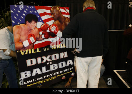 02 déc., 2005, à Las Vegas, NV, USA ; célèbre artiste LEROY NEIMAN à à un "Rocky 6" affiche, Neiman était également l'un des figurants du film. Sylvester Stallone qui est mise en scène et avec dans son nouveau film "Rocky 6" avec la lumière heavyweight champion Antonio Tarver. Tarver fidèlement l'adversaire de Stallone Mason Dixon. Stallone et Tarver avait une simulation de pesée pour le film au Mandalay Bay Hotel Banque D'Images