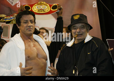 02 déc., 2005, à Las Vegas, NV, USA ; acteur Burt YOUNG qui dépeint PAULIE dans tous les films Rocky pose pour une photo sur le "Rocky 6" de cinéma avec le réalisateur Sylvester Stallone qui est en vedette avec light heavyweight champion Antonio Tarver. Tarver fidèlement l'adversaire de Stallone Mason Dixon. Stallone et Tarver avait une simulation de pesée pour le film au Mandalay Bay Hotel & Casino. Obligatoire Banque D'Images