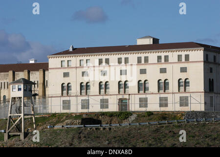 02 déc., 2005 ; San Quentin, CA, USA ; la prison de San Quentin en Californie est plus ancienne et la plus connue de l'établissement correctionnel. La prison aujourd'hui comprend un centre d'accueil pour les nouveaux engagements, un contrevenant à la libération conditionnelle, l'unité de la population générale, les unités à sécurité minimale et une unité d'une équipe de travail. L'état est que la chambre à gaz et la mort pour tous les hommes condamnés sont situés à San Quentin. Currentl Banque D'Images