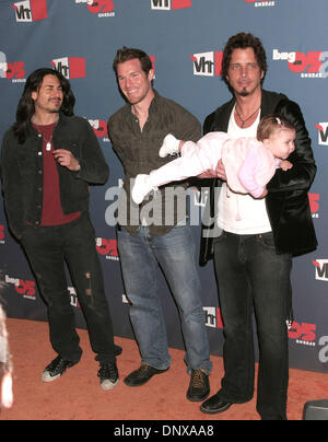 Déc 03, 2005 ; Los Angeles, CA, USA ; les musiciens AUDIOSLAVE à VH1 Big In '05 Awards tenue au Studios Sony lot. Crédit obligatoire : Photo par Paul Fenton/KPA/ZUMA Press. (©) Copyright 2006 by Paul Fenton Banque D'Images