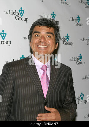 Déc 03, 2005 ; Los Angeles, CA, USA ; l'humoriste et comédien George Lopez arrivant à l'aide de la balle à l'Ours de groupe il Beverly Hilton. Crédit obligatoire : Photo par Marianna Massey Jour/ZUMA Press. (©) Copyright 2005 par Marianna jour Massey Banque D'Images