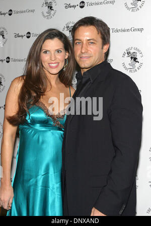 Déc 03, 2005 ; Los Angeles, CA, USA ; acteur TY TREADWELL et sa femme Monica arrivant à l'aide de la balle à l'Ours de groupe il Beverly Hilton. Crédit obligatoire : Photo par Marianna Massey Jour/ZUMA Press. (©) Copyright 2005 par Marianna jour Massey Banque D'Images