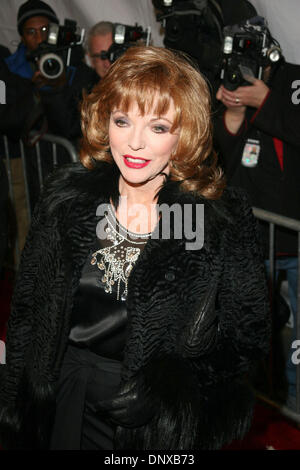 Déc 04, 2005 ; New York, NY, USA ; l'actrice Joan Collins en arrivant à la première de "Les producteurs" au Ziegfield Theatre le dimanche soir. Crédit obligatoire : Photo par Aviv petit/ZUMA Press. (©) Copyright 2005 par Aviv Petit Banque D'Images