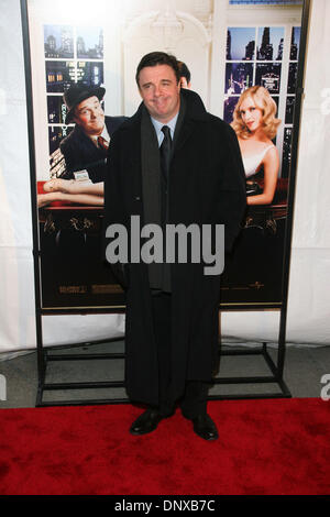 Déc 04, 2005 ; New York, NY, USA ; acteur NATHAN LANE arrivant à la première de "Les producteurs" au Ziegfield Theatre le dimanche soir. Crédit obligatoire : Photo par Aviv petit/ZUMA Press. (©) Copyright 2005 par Aviv Petit Banque D'Images