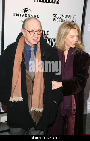 Déc 04, 2005 ; New York, NY, USA ; écrivain Neil Simon arrivant à la première de "Les producteurs" au Ziegfield Theatre le dimanche soir. Crédit obligatoire : Photo par Aviv petit/ZUMA Press. (©) Copyright 2005 par Aviv Petit Banque D'Images