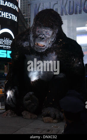 Déc 05, 2005 ; New York, NY, USA ; KING KONG à l 'King Kong' NYC - Conférence de presse à Times Square. Crédit obligatoire : Photo par Dan Herrick/KPA/ZUMA Press. (©) Copyright 2006 by Dan Herrick Banque D'Images