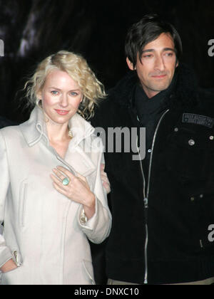 Déc 05, 2005 ; New York, NY, USA ; Acteurs NAOMI WATTS & Adrien Brody au 'King Kong' conférence de presse tenue à Times Square. Crédit obligatoire : Photo par Nancy/Kaszerman ZUMA Press. (©) Copyright 2005 by Kaszerman Banque D'Images