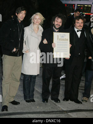 Déc 05, 2005 ; New York, NY, USA ; acteur Adrien Brody, l'actrice Naomi Watts, Réalisateur Peter Jackson, l'acteur Jack Black à la 'King Kong' conférence de presse tenue à Times Square. Crédit obligatoire : Photo par Nancy/Kaszerman ZUMA Press. (©) Copyright 2005 by Kaszerman Banque D'Images