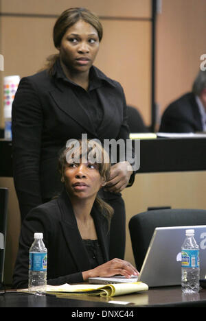 Déc 05, 2005 ; West Palm Beach, FL, USA ; Tennis stars Serena Williams et sa soeur Venus Williams dans Lundi après-midi à la suite du témoignage de Serena. La soeur sont accusés de sortir sur un contrat pour jouer dans une bataille des sexes au tennis. Crédit obligatoire : Photo par Greg Lovett/Palm Beach Post/ZUMA Press. (©) Copyright 2005 par Palm Beach Post Banque D'Images