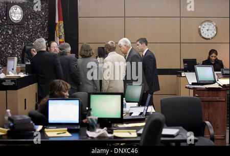 Déc 05, 2005 ; West Palm Beach, FL, USA ; star du tennis Serena Williams attend à la barre droite et sœur Vénus à la table de la défense en tant qu'avocats de gauche se rassemblent à l'audience devant le juge Jeffrey Winikoff lundi après-midi. Les sœurs Williams sont accusés de sortir d'un contrat pour jouer dans une bataille des sexes au tennis. Le procès devrait durer un mois. Man Banque D'Images