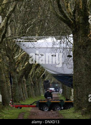 Düsseldorf, Allemagne. 06 Jan, 2014. Yacht à moteur mon 98 est prise à la foire 'bbot' à un bas-chargement du véhicule de chantier Princess à Duesseldorf, Allemagne, 06 janvier 2014. Le bateau yacht de luxe pèse environ 100 tonnes et d'une longueur de 30,20 mètres est le plus long navire sur l'affichage au démarrage. boot Düsseldorf aura lieu entre les 18 et 26 janvier 2014. Photo : ROLAND WEIHRAUCH/dpa/Alamy Live News Banque D'Images