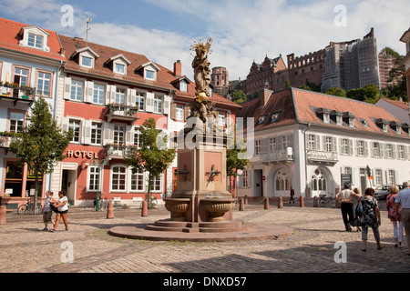 Le marché du maïs (Kornmarkt), place du marché avec Madonna statue dans la partie ancienne de twon, Heidelberg, Bade-Wurtemberg, Allemagne Banque D'Images