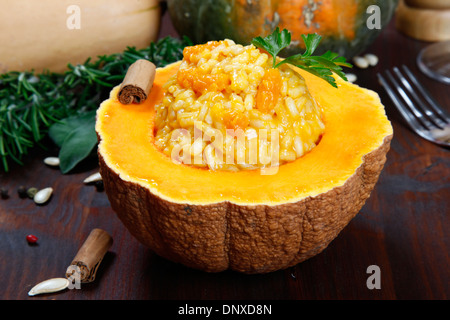 Risotto de potiron dans un plat Banque D'Images