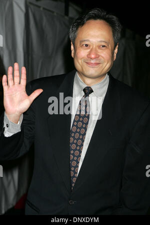 Déc 06, 2005 ; New York, NY, USA ; Directeur Ang Lee au New York premiere de 'Brokeback Mountain' qui s'est tenue à l'hôtel Loews Lincoln Square. Crédit obligatoire : Photo par Nancy/Kaszerman ZUMA Press. (©) Copyright 2005 by Kaszerman Banque D'Images