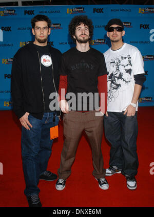 Dec 06, 2005, à Las Vegas, NV, USA ; groupe de Rock LINKIN PARK au Billboard Music Awards 2005 au MGM Grand Garden Arena. Crédit obligatoire : Photo par Paul Fenton/KPA/ZUMA Press. (©) Copyright 2006 by Paul Fenton Banque D'Images