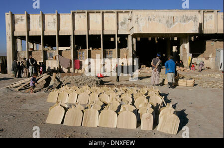 Dec 11, 2005 ; Kobul, Afghanistan ; ABDUL QAYOOM, 37, se trouve dans sa maison de brique de boue dans une région où le gouvernement a abandonné les bâtiments sont maintenant les logements des pauvres. QAYOOM prend en charge sa famille en faisant de petits meubles et pelle à neige outils qui lui vaut environ 50 AFG (environ 1 dollar US) par jour. Crédit obligatoire : Photo par Nelvin Cepeda/San Diego Union Européenne T/ZUMA Press. (©) Copyri Banque D'Images