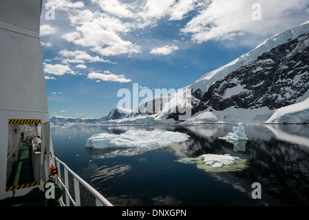 L'ANTARCTIQUE - les eaux glacées et rocky paysage pittoresque montagnes couvertes de glace et neige à Neko Harbour sur la péninsule antarctique se reflète comme un miroir vitreux sur eaux calmes. Banque D'Images