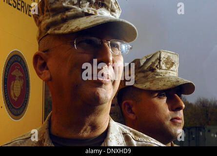 Déc 14, 2005 ; San Antonio, TX, USA ; Le sergent d'artillerie. FRANK GUAJARDO, à gauche, et Sgt. JOSEPH GONZALES sont des réservistes de la 4e Division de marines à Fort Sam Houston. Ils revenus récemment de l'Iraq pour célébrer les fêtes à la maison. Sur la photo le 14 décembre 2005. Crédit obligatoire : Photo par Billy Calzada/San Antonio Express-News/ZUMA Press. (©) Copyright 2005 par San Antonio Express-News Banque D'Images