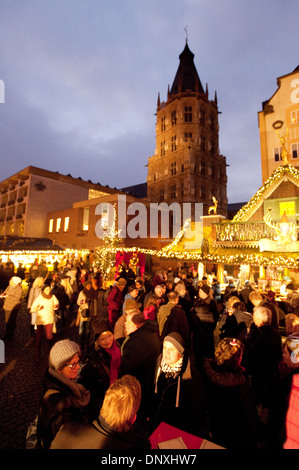 Marché de Noël de Cologne, avec la mairie, Cologne (Köln), Allemagne Europe Banque D'Images