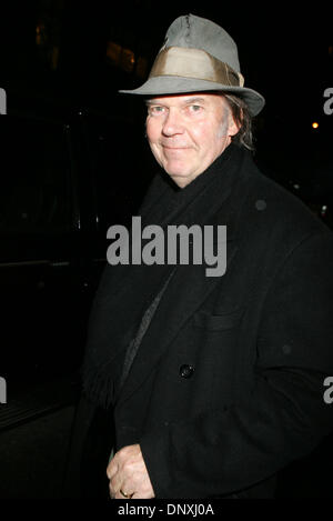 Déc 15, 2005 ; New York, NY, USA ; Singer Neil YOUNG dehors et environ lors de sa visite à New York. Crédit obligatoire : Photo par Nancy/Kaszerman ZUMA Press. (©) Copyright 2005 by Kaszerman Banque D'Images