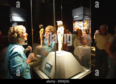 Déc 15, 2005 ; Ft. Lauderdale, FL, USA ; Suzanne Richardson, de Marco Island, inspecte la statue de Shabti sur l'affichage à l'exposition Toutankhamon et l'âge d'Or des Pharaons au Musée de l'Art / Ft. Lauderdale le jour d'ouverture jeudi, à Ft. Lauderdale. La pièce traverse le 23 avril 2006. Crédit obligatoire : Photo de Bill Ingram/Palm Beach Post /ZUMA Press. (©) Copyright Banque D'Images