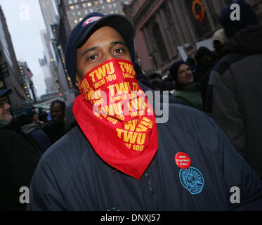 Déc 15, 2005 ; New York, NY, USA, New York City Transit Workers lors d'un rassemblement à l'extérieur de la gare Grand Central où ils ont exigé un nouveau contrat avec de meilleures prestations aux travailleurs. L'ancien contrat expire à 12:01am le vendredi 16 décembre. Les travailleurs sont la menace d'une grève du transport en commun des bus et métros, si les exigences ne sont pas remplies. Crédit obligatoire : Photo par Nancy/Kaszerman ZUMA Press. (©) Banque D'Images