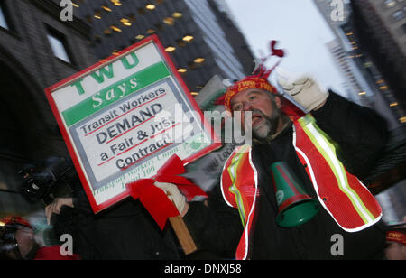 Déc 15, 2005 ; New York, NY, USA, New York City Transit Workers lors d'un rassemblement à l'extérieur de la gare Grand Central où ils ont exigé un nouveau contrat avec de meilleures prestations aux travailleurs. L'ancien contrat expire à 12:01am le vendredi 16 décembre. Les travailleurs sont la menace d'une grève du transport en commun des bus et métros, si les exigences ne sont pas remplies. Crédit obligatoire : Photo par Nancy/Kaszerman ZUMA Press. (©) Banque D'Images