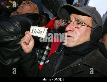 Déc 15, 2005 ; New York, NY, USA, New York City Transit Workers lors d'un rassemblement à l'extérieur de la gare Grand Central où ils ont exigé un nouveau contrat avec de meilleures prestations aux travailleurs. L'ancien contrat expire à 12:01am le vendredi 16 décembre. Les travailleurs sont la menace d'une grève du transport en commun des bus et métros, si les exigences ne sont pas remplies. Crédit obligatoire : Photo par Nancy/Kaszerman ZUMA Press. (©) Banque D'Images