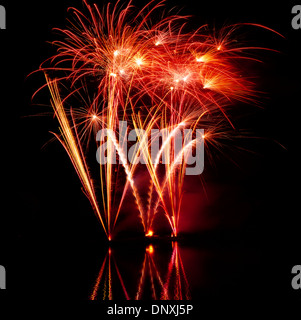 D'artifice au-dessus de l'eau. Banque D'Images