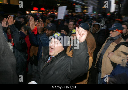 Déc 15, 2005 ; New York, NY, USA, New York City Transit Workers lors d'un rassemblement à l'extérieur de la gare Grand Central où ils ont exigé un nouveau contrat avec de meilleures prestations aux travailleurs. L'ancien contrat expire à 12:01am le vendredi 16 décembre. Les travailleurs sont la menace d'une grève du transport en commun des bus et métros, si les exigences ne sont pas remplies. Crédit obligatoire : Photo par Nancy/Kaszerman ZUMA Press. (©) Banque D'Images