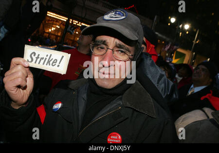 Déc 15, 2005 ; New York, NY, USA, New York City Transit Workers lors d'un rassemblement à l'extérieur de la gare Grand Central où ils ont exigé un nouveau contrat avec de meilleures prestations aux travailleurs. L'ancien contrat expire à 12:01am le vendredi 16 décembre. Les travailleurs sont la menace d'une grève du transport en commun des bus et métros, si les exigences ne sont pas remplies. Crédit obligatoire : Photo par Nancy/Kaszerman ZUMA Press. (©) Banque D'Images