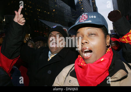 Déc 15, 2005 ; New York, NY, USA, New York City Transit Workers lors d'un rassemblement à l'extérieur de la gare Grand Central où ils ont exigé un nouveau contrat avec de meilleures prestations aux travailleurs. L'ancien contrat expire à 12:01am le vendredi 16 décembre. Les travailleurs sont la menace d'une grève du transport en commun des bus et métros, si les exigences ne sont pas remplies. Crédit obligatoire : Photo par Nancy/Kaszerman ZUMA Press. (©) Banque D'Images